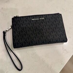 Michael Kors Jet Set Travel Double
Zip Wristlet